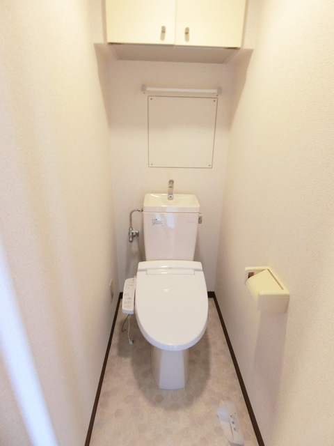 トイレ　トイレは温水洗浄便座付き♪人気のバストイレ別です♪上部にはト