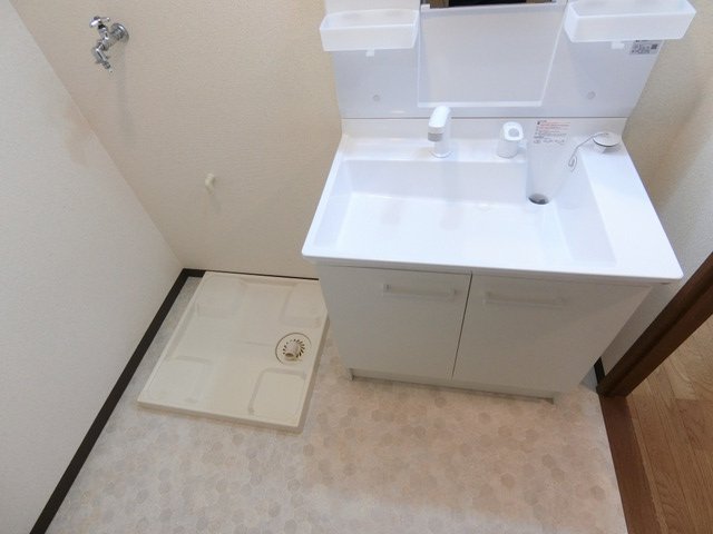 その他設備　洗面所にある室内洗濯機置き場です♪防水パンが付いているので万