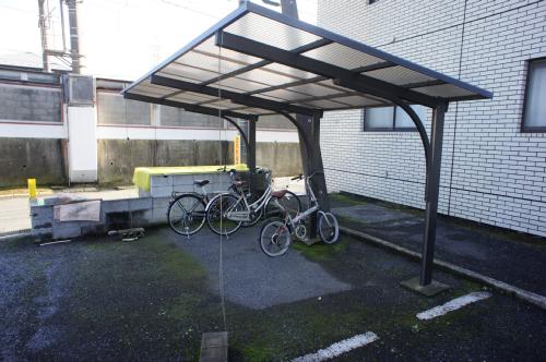 その他共有部分　嬉しい屋根付きの駐輪場です。
