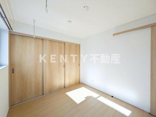 その他部屋・スペース　開放的な寝室です