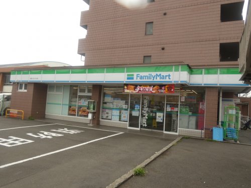 コンビニ　ファミリーマート（コンビニ）まで582m