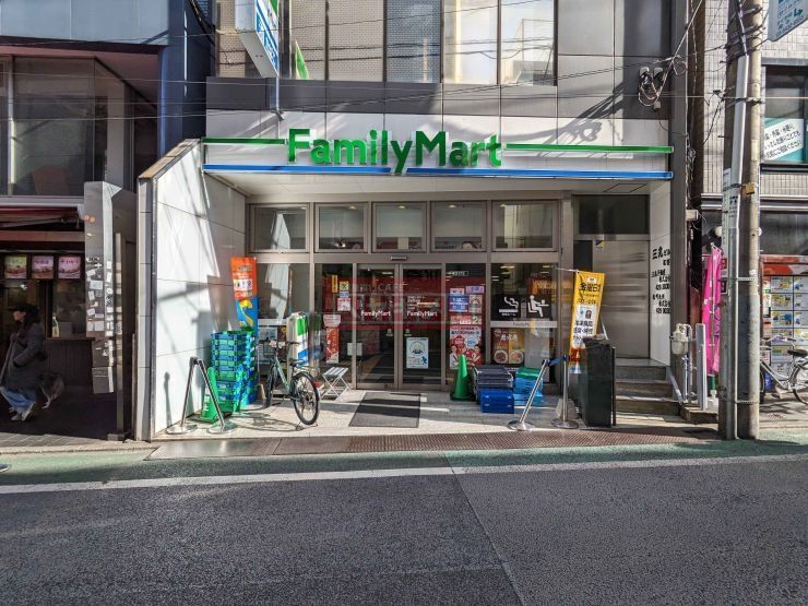コンビニ　ファミリーマート経堂駅前店（コンビニ）まで300m