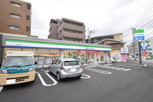 コンビニ　ファミリーマート戸塚吉田町店（コンビニ）まで240m
