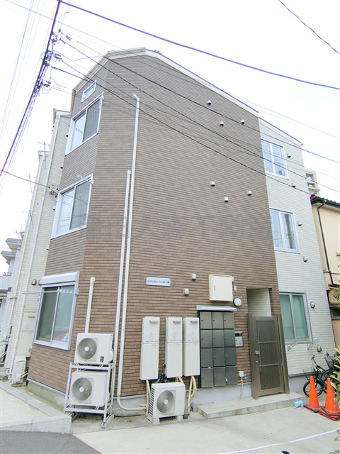 建物外観　2014年6月築　木造地上3階建て総戸数12戸のオートロック