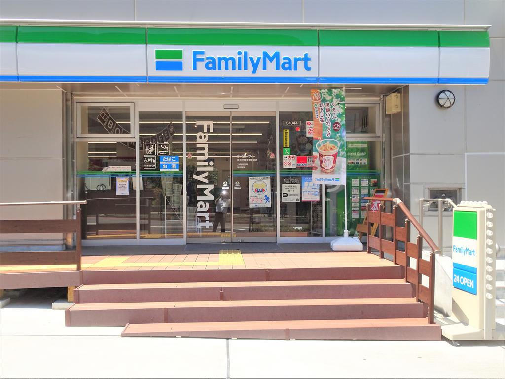 コンビニ　ファミリーマート（コンビニ）まで130m