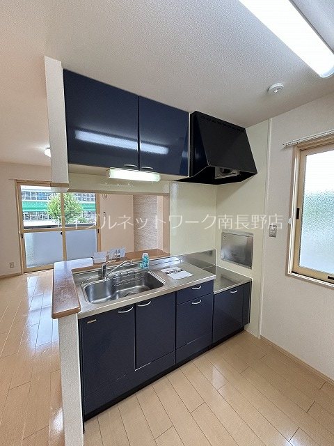 キッチン　参考：202号室（内装・設備が異なる場合があります。）