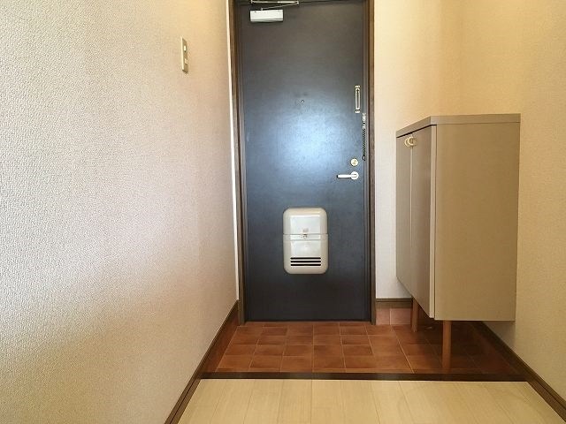 サープラスよこせきの玄関写真