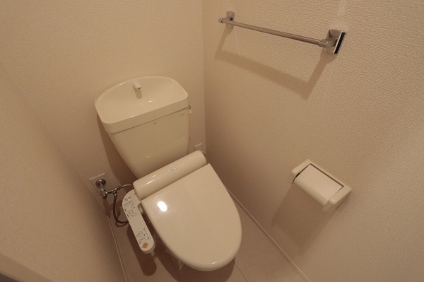 トイレ　温水シャワー付きトイレです