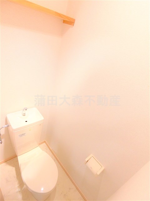 トイレ　棚付きのトイレ