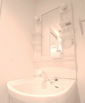 洗面設備　明るい洗面所です