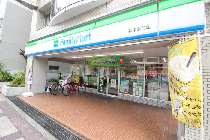 コンビニ　ファミリーマート（コンビニ）まで300m