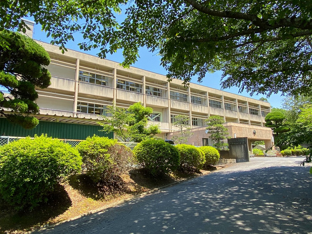 中学校　橿原市立畝傍中学校（中学校）まで196m