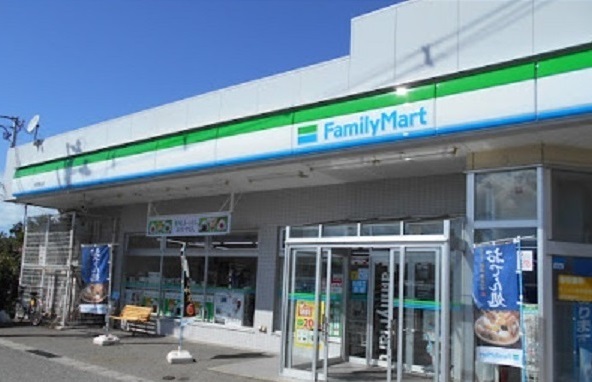 コンビニ　ファミリーマート 秋田割山店（コンビニ）まで500m