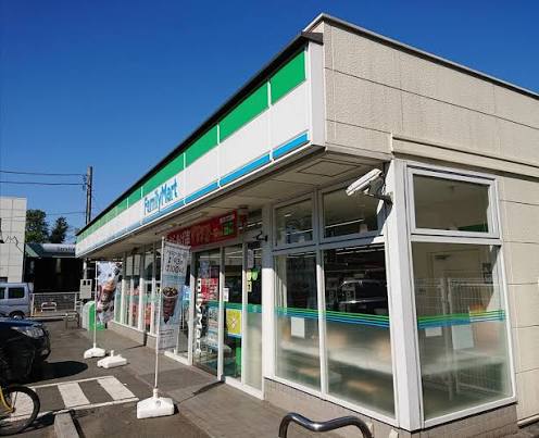 コンビニ　ファミリーマート 調布緑ヶ丘店（コンビニ）まで220m