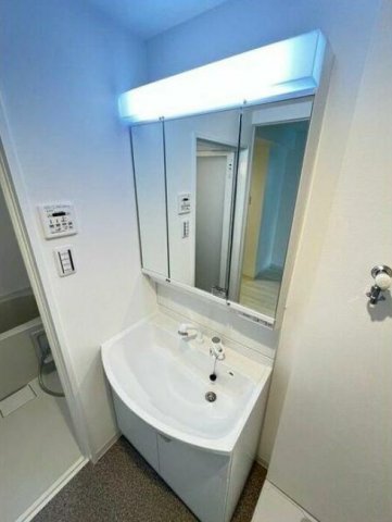 洗面設備　嬉しい独立洗面台付き。