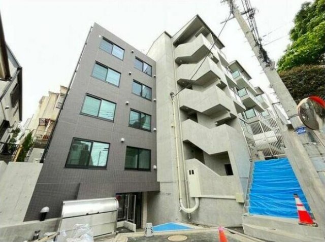 建物外観　鉄筋コンクリート造のがっちりとした建物。
