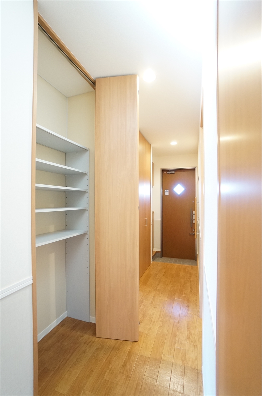 収納　通路にある収納棚