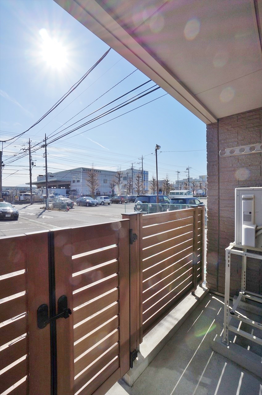 バルコニー　テラス、鍵付扉があります