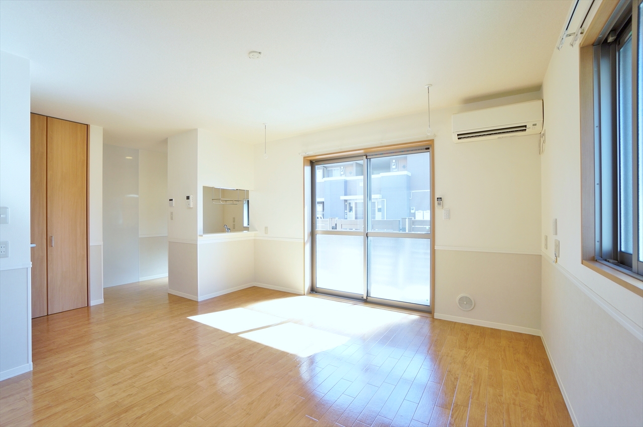 居室・リビング　リビング、エアコンと室内物干機と電動シャッター雨戸付