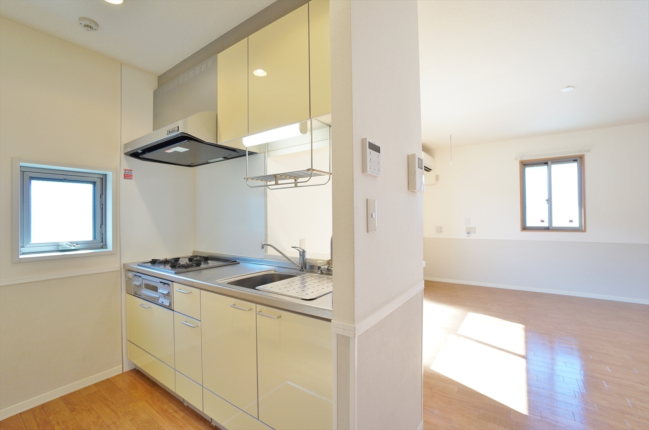 キッチン　対面式、3口コンロ付、小窓付