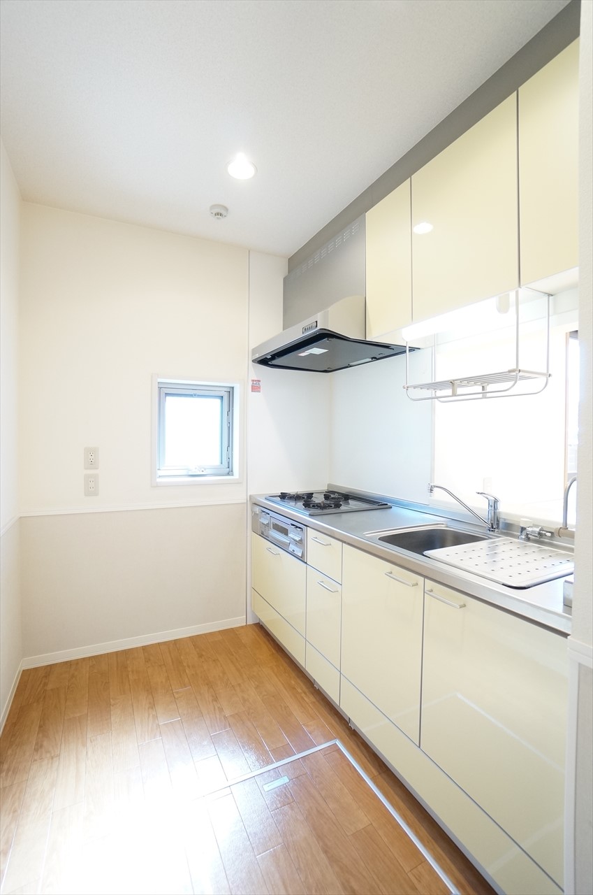 キッチン　対面式、3口コンロ付、床下収納と小窓付