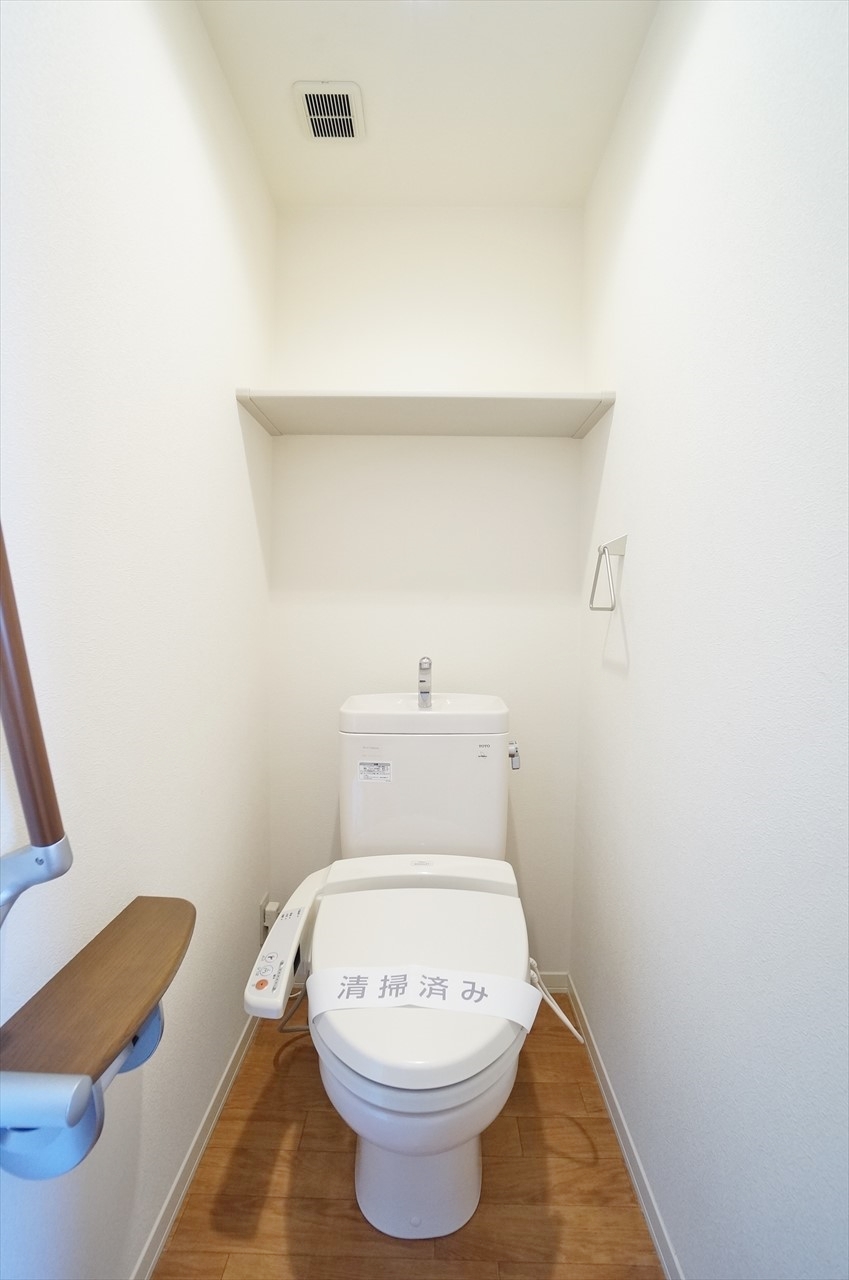 トイレ　温熱洗浄便座、棚付