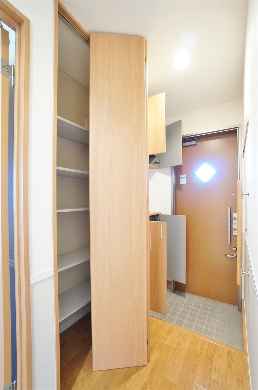 玄関　シューズボックスと棚付、外にリードフックがあります