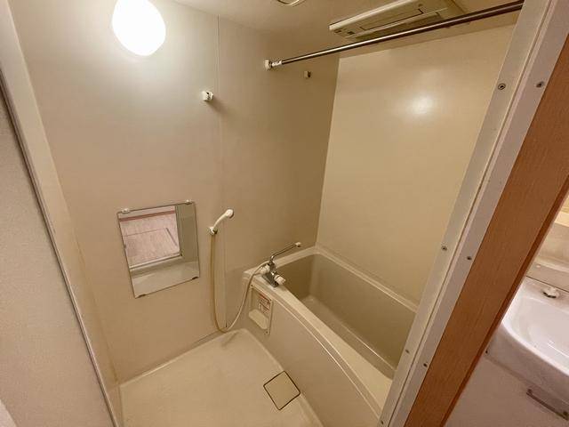 バス・シャワールーム　清潔感のあるバスルームです。