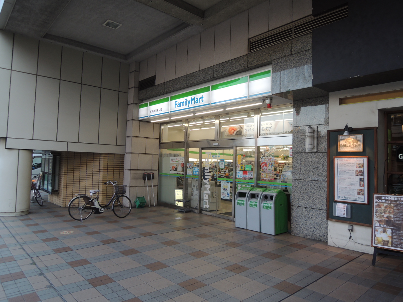 コンビニ　ファミリーマート東神奈川東口店（コンビニ）まで297m