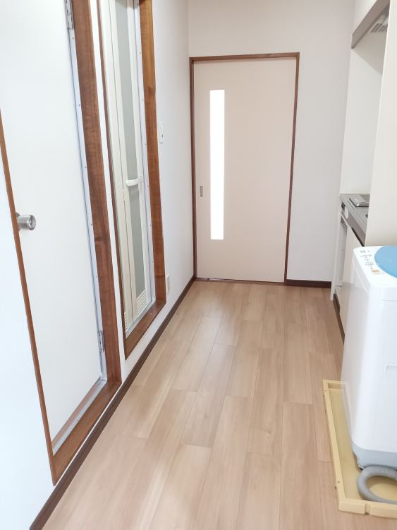 玄関　玄関からの眺め～横にシューズボックスもあります！