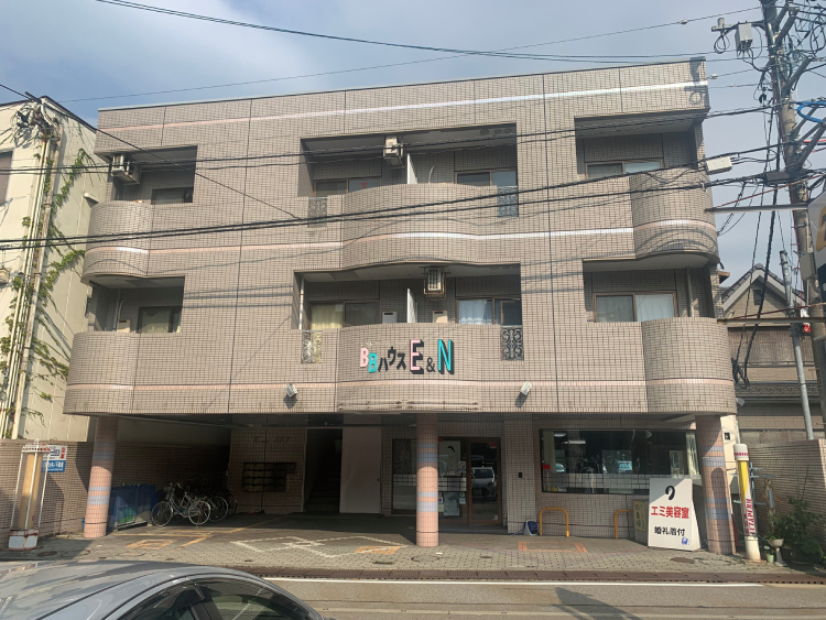 建物外観　前がコインパーキングで解放感があります！