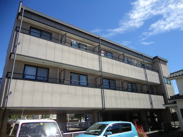 上田市天神のアパートの建物外観