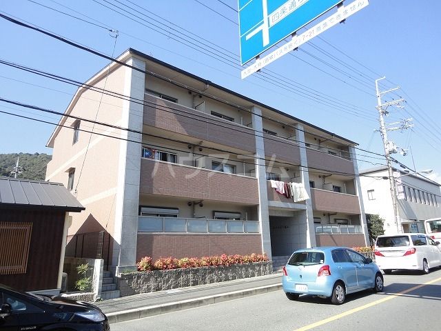京都市西京区嵐山宮ノ前町のマンションの建物外観