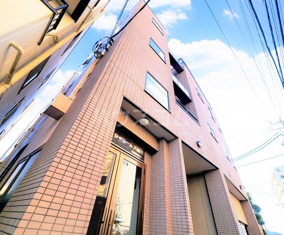 平塚市八重咲町のマンションの建物外観