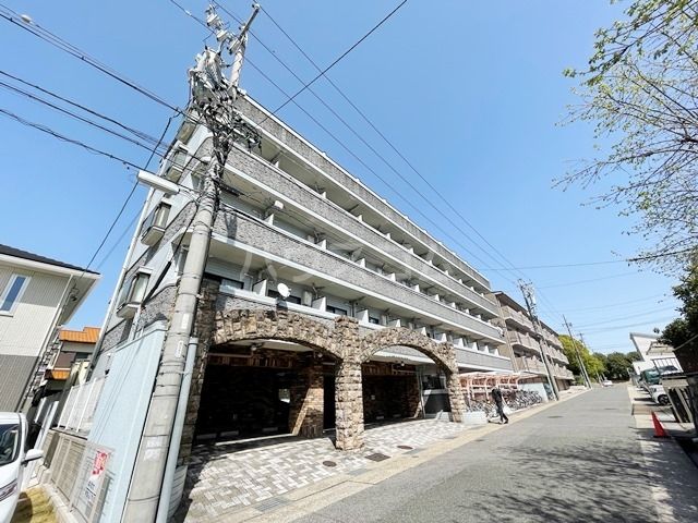 【名古屋市名東区藤森西町のマンションの建物外観】