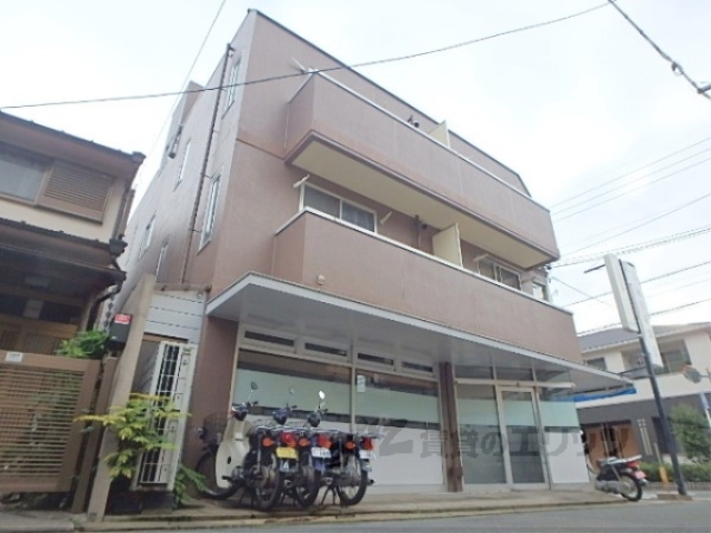 京都市山科区東野中井ノ上町のアパートの建物外観