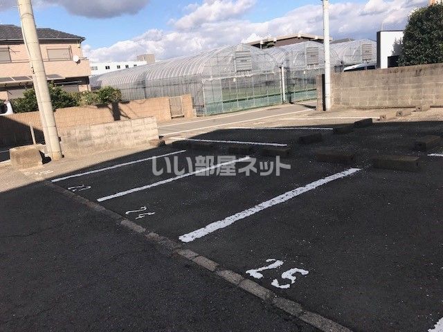 【和歌山市湊のアパートの駐車場】