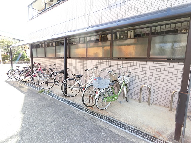 駐車場　自転車置き場屋根ついてます！