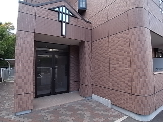 【神戸市北区山田町小部のマンションのエントランス】