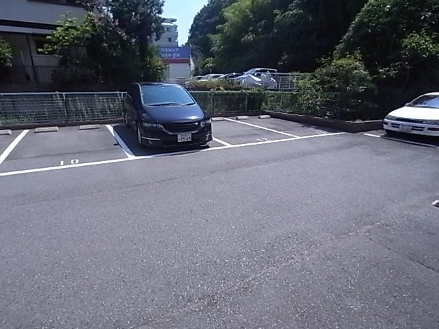 【神戸市北区山田町小部のマンションの駐車場】