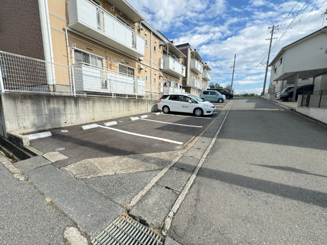 【ルミエール三登　Ａ棟の駐車場】