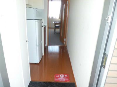 玄関　通路の奥が居室です。