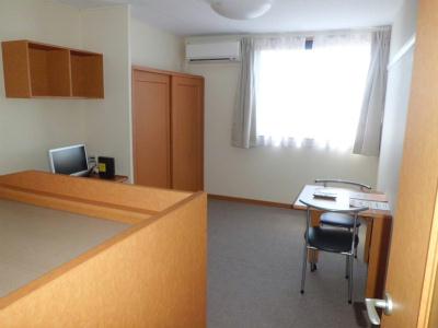 居室・リビング　カーペット敷きの居室。