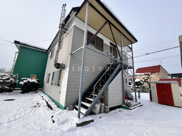 函館市鍛治のアパートの建物外観