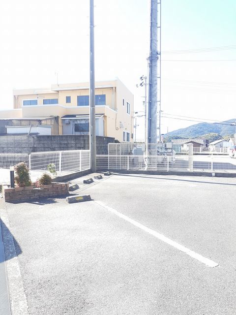 【御坊市湯川町丸山のアパートの駐車場】