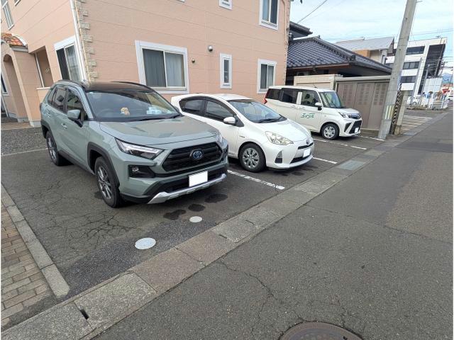 【郡山市島のアパートの駐車場】