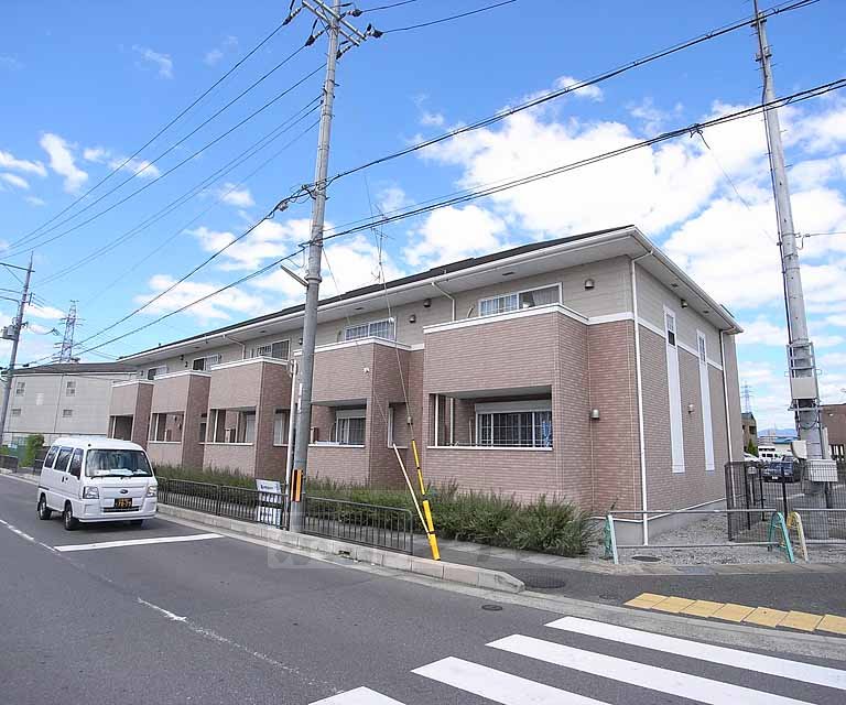 京都市伏見区横大路菅本のアパートの建物外観