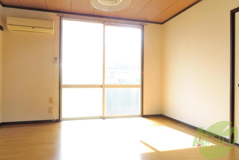 居室・リビング　日がすごい入ってます。昼寝したくなります。