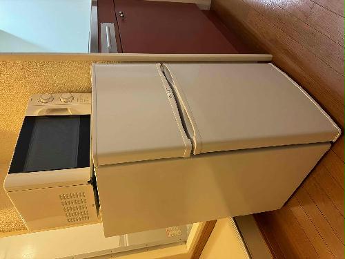 その他設備　※同タイプ部屋の写真となります（冷蔵庫・レンジ）