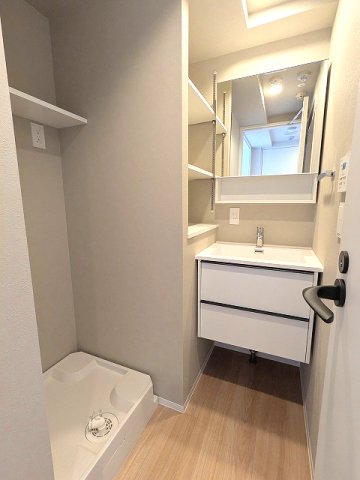 洗面設備　トイレと独立した洗面室、独立洗面台、洗濯機置場は排水口のお手